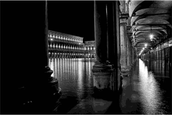 Dream of Venice in Black and White, reviewed on www.CourtneyPrice.com